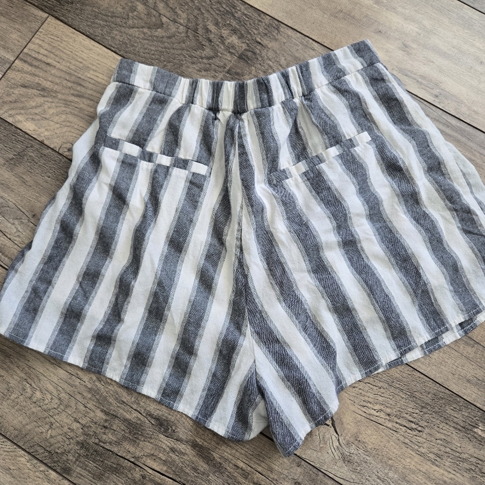 Heartloom Striped Gray and White Women's Medium Shorts - Picture 2 of 13